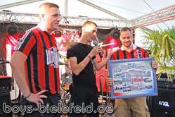 02.08.2014:
22 gratuliert zu 25 Jahren Ultra in Leverkusen