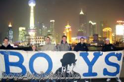 20.12.2007:
BOYS vor der Skyline in Shanghai während der China-Reise des DSC.