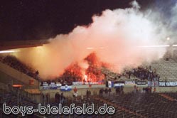 18.12.1998:
Abendliche Pyroeinlage bei Hannover 96.