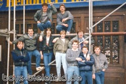 09.03.1985:
Vor der Abfahrt zum Spiel in Düsseldorf am Kauz