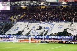 12.12.2003:
Choreografie zur Geschichte der Fanszene beim Spiel gegen den VfL Osnabrück.