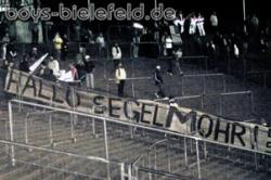 17.09.2001:
Kleine Aufmerksamkeit der UF beim Spiel in Frankfurt.