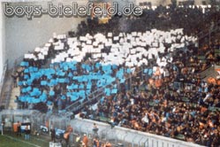 28.02.1998:
Papptafel-Choreografie im Gästeblock des Ulrich-Haberland-Stadions.