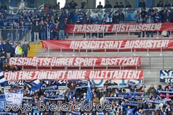 20.03.2010:
Proteste gegen die Vereinsführung beim Spiel gegen den SC Paderborn.