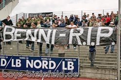 04.06.2005:
Wir gedenken einem Berliner Freund beim Spiel unserer Amateure in Braunschweig.