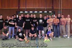 02.04.2005:
BOYS, Yankees, Mad Boyz und YBL beim Kurzturnier vor dem Spiel.