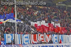 27.10.2004:
BieLEVeld-Choreografie der Gastgeber beim Spiel in Leverkusen.