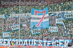 23.05.2004:
Rekordaufsteiger-Choreografie zum Heimspiel gegen den MSV Duisburg.