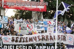 01.09.2003:
Kritik am (Verein) FC St. Pauli beim Spiel am Millerntor.