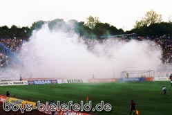 09.05.1998:
Raucheinlage im Parkstadion in Gelsenkirchen.