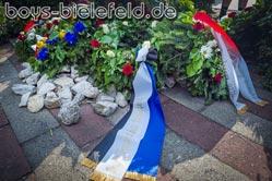 06.07.2025:
Ein Kranz aus Bielefeld für Komcsi vor der Hódos Halle